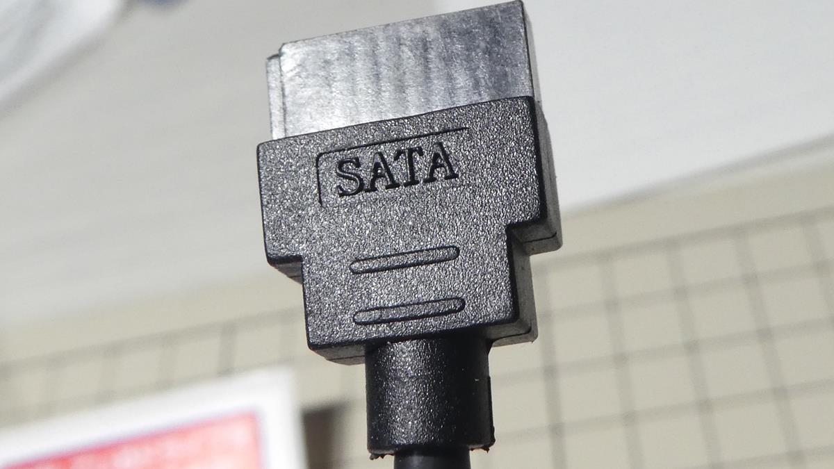 SATAラウンドケーブルに交換したら配線がスッキリ！SATR-3003BK – A2-blog