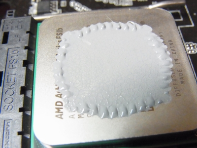 CPU クーラーにグリスを丸く塗る方法