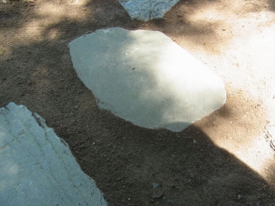 敷石 飛び石 庭 ぐらつき 固定 転圧 砂利 コンクリート 破片